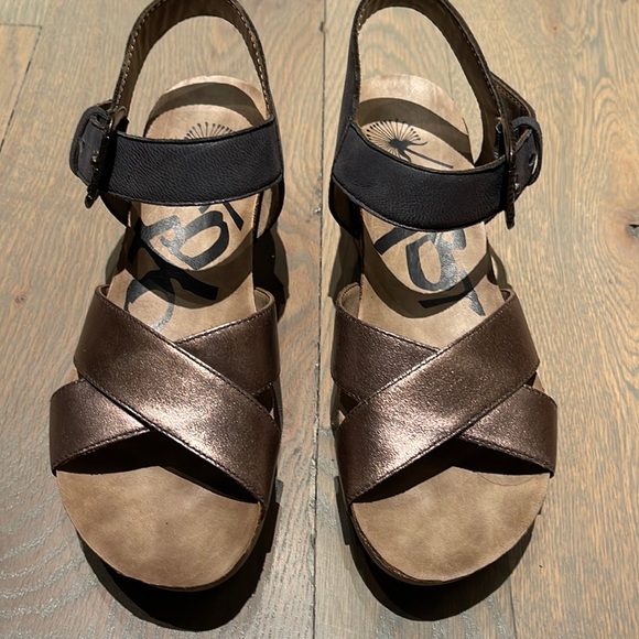 OTBT never worn sandals - Picture 1 of 5